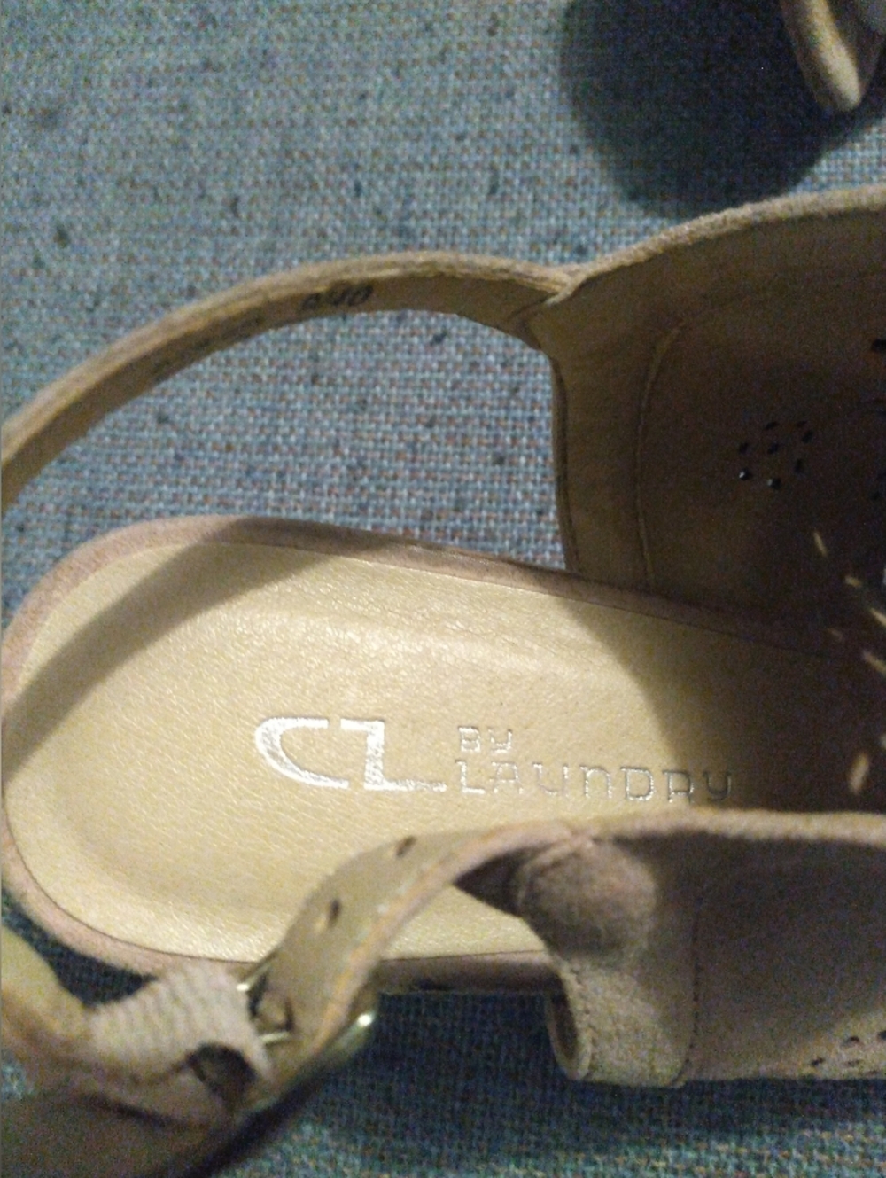 Size 9 Women's Block Heel Sandals with Ankle Strap Euc - Picture 4 of 10